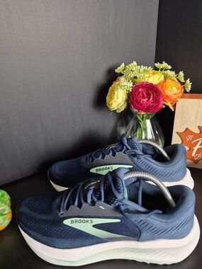 Brooks Womens Navy and Mint Running Shoes.New in Box! Size 11